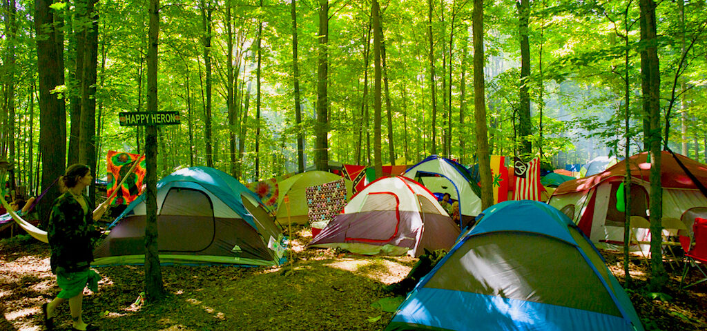 Camp go camping перевод. Кемпинг. Поляна для кемпинга. Кемпинг на полянке. Кемпинг фестиваль.